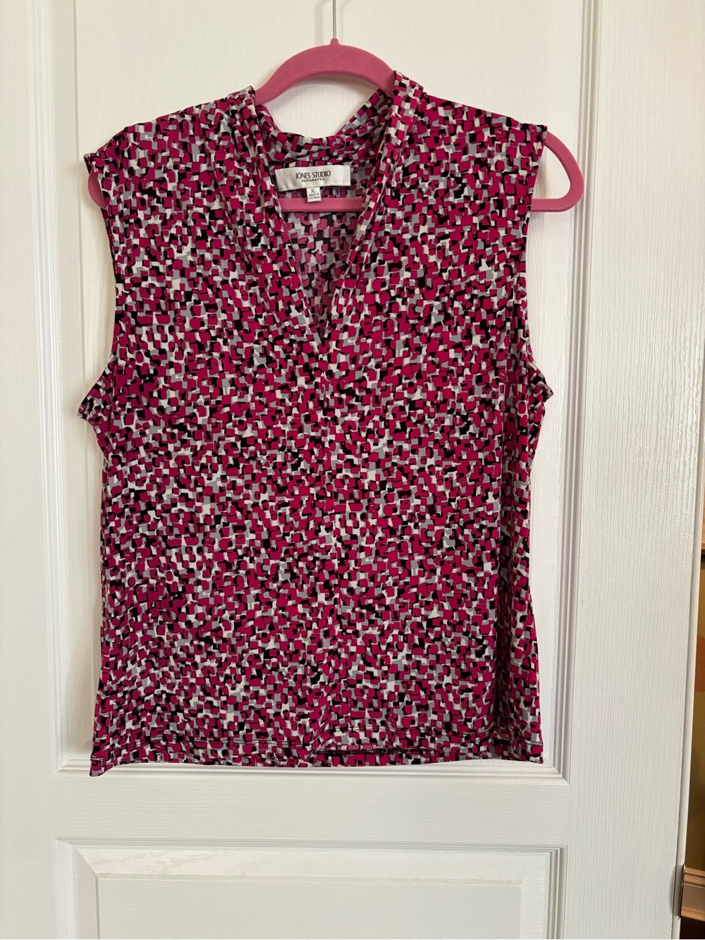 Jones Studio Pink and Black Patterned Sleeveless V-Neck Camisole